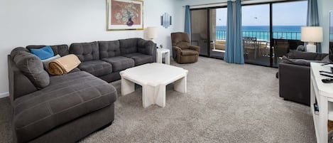 Spacious family room - There is absolutely no way you could be disappointed by the views you will experience while staying in Surf Dweller 409.