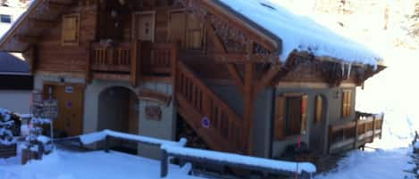 chalet le hors piste enneigé