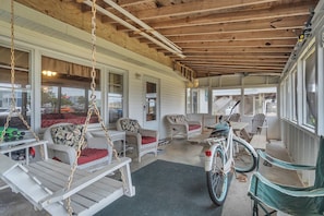 Screened Porch / Entrance