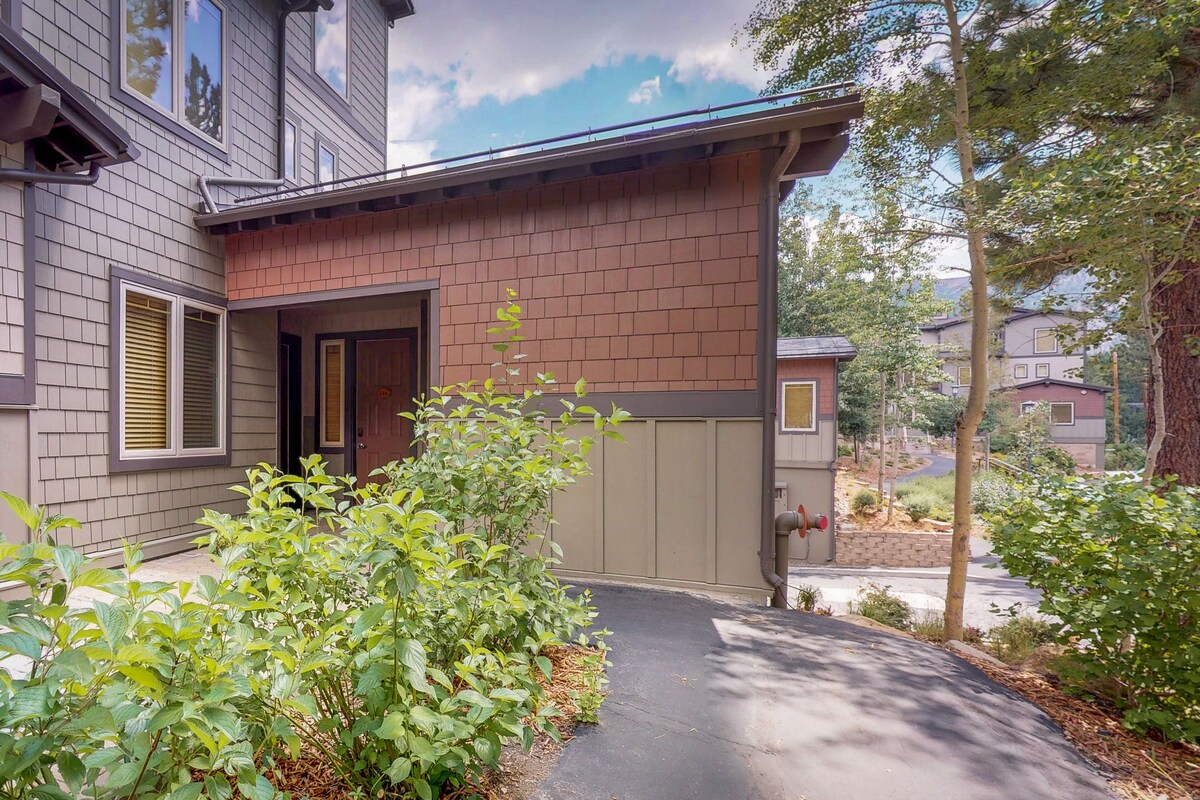 Convenient mountain getaway with views & on-site golf – near skiing