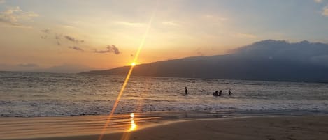 Sunset at Kolepolepo park right across the street from 
Kihei Bay Surf