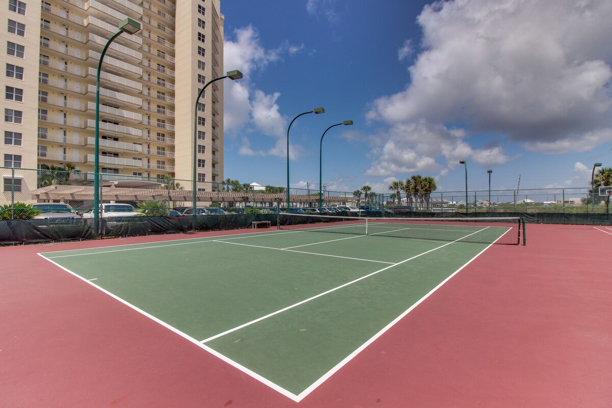 Beachfront condo with pool, tennis, fitness center & WiFi