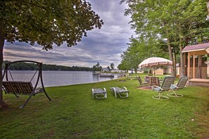 This 3BR, 1.5-bath LeRoy cabin comfortably accommodates 8-10 guests.