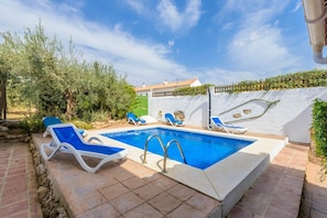 Enjoy the pool of this house with fireplace in Alhaurín el Grande