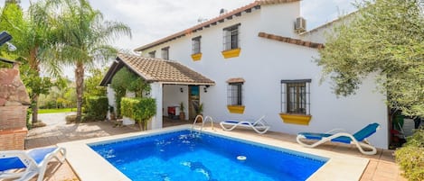 Ideal Villa for Families with Fireplace | Cubo's Holiday Homes