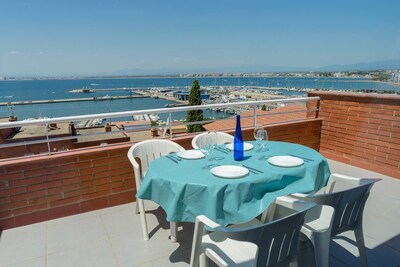 Relax with panoramic views of the Gulf of Roses. Very spacious and 100% equipped