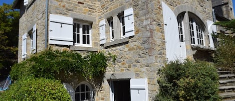 L'entrée de notre maison construite en schiste de Saint-Cast