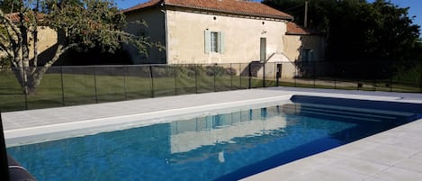 Gîte de Mitonneau 
Belle maison de campagne surplombant les coteaux charentais