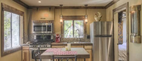 Fully equipped kitchen with pebble backsplash