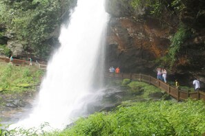 approach from parking lot to nearby Dry Falls