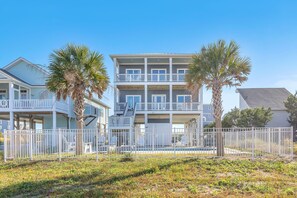 Exterior / Pool - Back