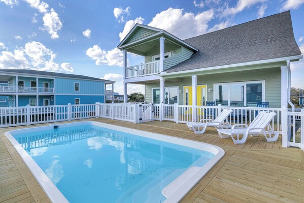 Pool Deck / Exterior - Oceanview South