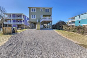 Exterior / Back Parking - North