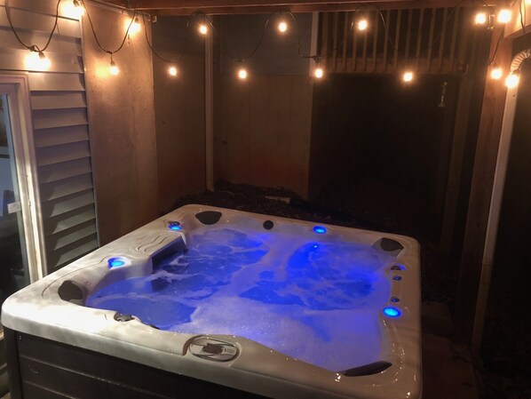 Oversized 7-Person VitaSpa Luxury Hot Tub