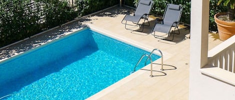 Swimming Pool, Property, Leisure, House, Sunlounger, Outdoor Furniture, Real Estate, Grass, Backyard, Home