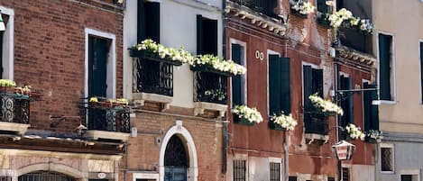 Cà Stagna, the charming white house next to the famous Antica Locanda Montin