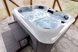 Spa Retreat 
Four person Jacuzzi with wifi