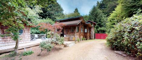 Beautiful, private wooded cabin & sauna