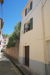 Newly renovated 1600th century maison de village in the center of Ceret  