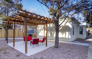 Darling cottage within walking distance to OCC