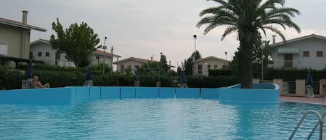 La piscina privata del residence di cui ho 4 tessere ingresso 