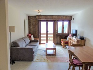 Furniture, Table, Couch, Building, Comfort, Textile, Wood, Shade, Interior Design, Living Room