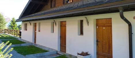 Pflanze, Gebäude, Eigentum, Fenster, Grün, Holz, Haus, Himmel, Hütte, Interior Design