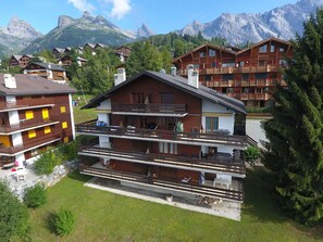 Plante, Bâtiment, Montagne, Propriété, Ciel, Fenêtre, Maison, Arbre, Paysage Naturel, Nuage