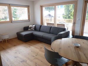 Room, Furniture, Property, Wood Flooring, Floor, Living Room, Interior Design, Hardwood, Home, Laminate Flooring