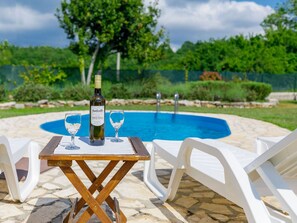 Mesa, Planta, Nube, Mueble, Propiedad, Cielo, Agua, Botella, Árbol, Azur