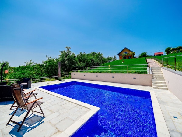 Swimming Pool, Property, Real Estate, House, Leisure, Estate, Grass, Building, Villa, Home
