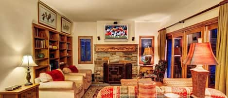 Living Room – plenty of comfortable seating, large flatscreen TV and fireplace.  The perfect place to unwind with friends/ family after a day on the slopes!