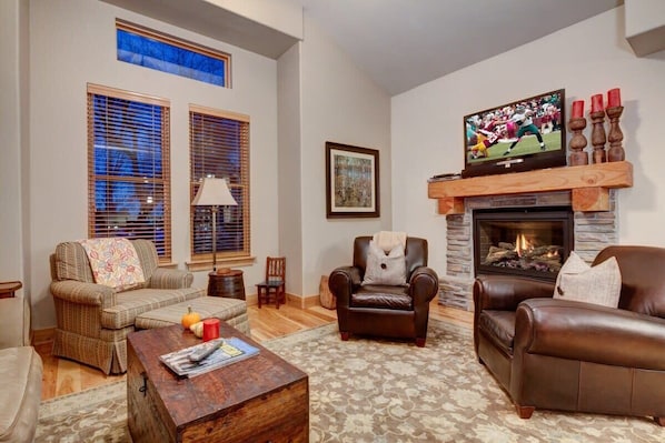 Enjoy the spacious living room, which offers plenty of comfortable, seating, a large flatscreen TV and fireplace.  The perfect spot to unwind with friends/ family after a day on the mountain!