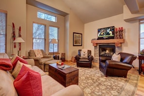 Enjoy the spacious living room, which offers plenty of comfortable, seating, a large flatscreen TV and fireplace.  The perfect spot to unwind with friends/ family after a day on the mountain!