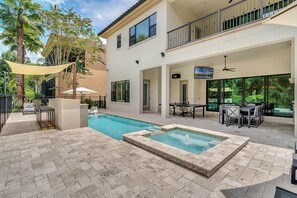 Your pool also borders a private nature conserve so you can relax in privacy