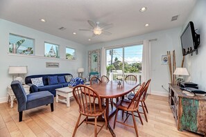 Villa Marianne living room & dining table