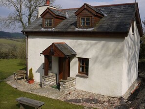 Renovated 18th Century stone cottage, overlooking the Usk valley