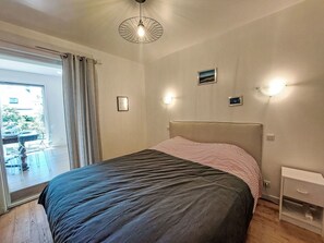 Property, Furniture, Comfort, Building, Wood, Lighting, Interior Design, Floor, Shade, Flooring