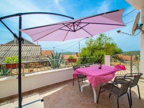 Himmel, Tabelle, Möbel, Pflanze, Schatten, Azurblau, Stuhl, Gartenmöbel, Regenschirm, Tisch Im Freien
