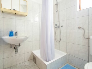 Tap, Plumbing Fixture, Property, Bathtub, Sink, Bathroom, Bathroom Sink, Blue, Shower