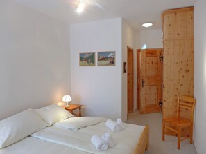 Schlafzimmer, Zimmer, Eigentum, Möbel, Bett, Interior Design, Fussboden, Bettdecke, Bettrahmen, Wand