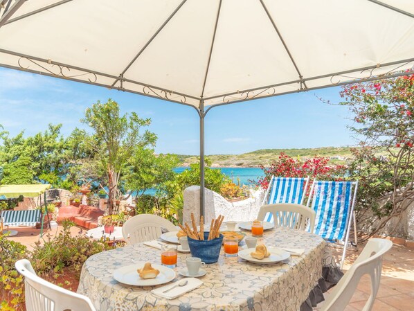 Table, Plante, Meubles, Propriété, Vaisselle, Chaise, Tableau De Plein Air, Bleu Azur, Ombre, Mobilier De Jardin