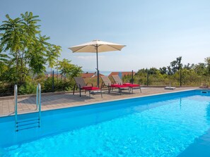 Wasser, Himmel, Pflanze, Eigentum, Schwimmbad, Schatten, Gartenmöbel, Baum, Sonnenliege, Haus