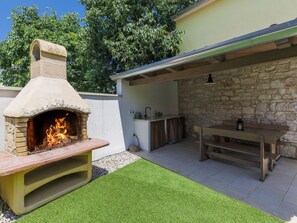 Outdoor Bench, Wood, Plant, Tree, Interior Design, Wall, Sky, Outdoor Furniture, Shade, Real Estate