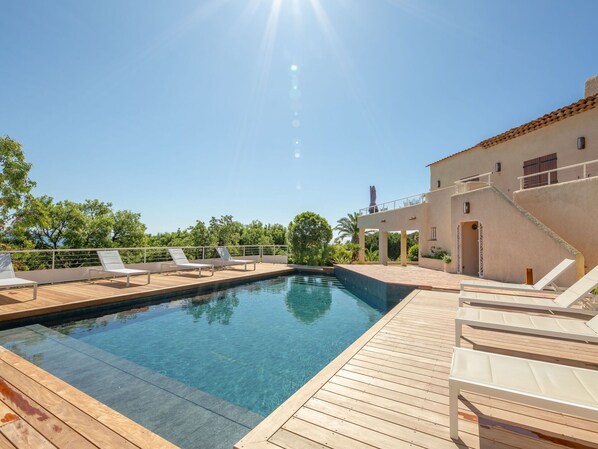 L'Eau, Ciel, Propriété, Bleu Azur, Fenêtre, Piscine, Éclairage, Plante, Bâtiment, Arbre