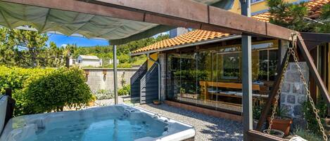 L'Eau, Plante, Propriété, Piscine, Bleu Azur, Ombre, Mobilier De Jardin, Arbre, Loisir, Zone Résidentielle