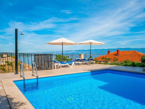 L'Eau, Nuage, Ciel, Plante, Piscine, Bleu, Bleu Azur, Ombre, Station Balnéaire, Mobilier De Jardin