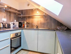 Cabinetry, Countertop, Spüle, Zapfhahn, Sinken, Holz, Küche, Herd, Interior Design, Küchengerät