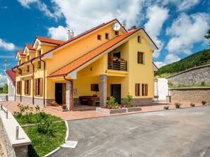 Wolke, Himmel, Pflanze, Gebäude, Fenster, Haus, Grundstueck, Tür, Holz, Nachbarschaft