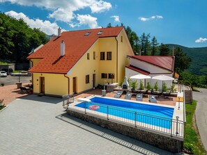 Cloud, Sky, Building, Property, Window, Plant, Swimming Pool, Azure, House, Tree